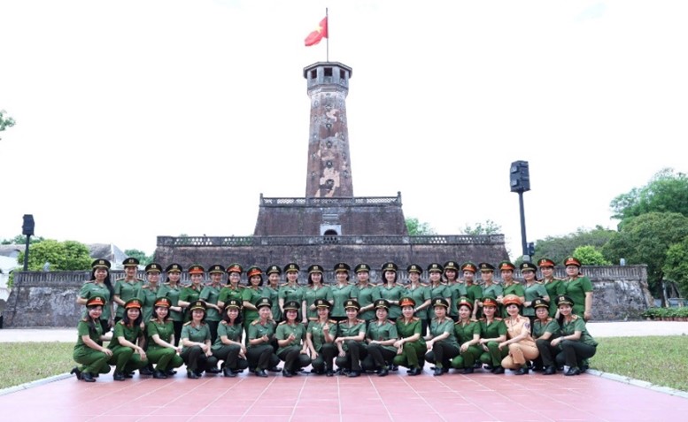 https://cdncongthuong.quangtrung.vn/static_files/thutra/images/2026/06/11/phu-nu-cong-an-ninh-binh-ban-linh-tri-tue-nhan-van-vung-buoc-eafa.jpg