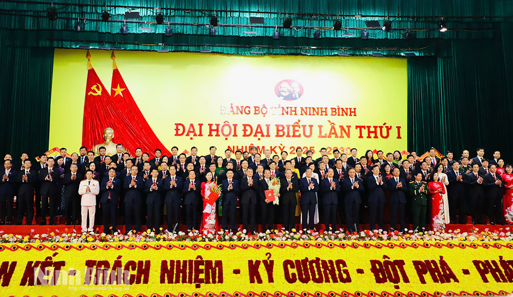 khai-mac-trong-the-dai-hoi-dai-bieu-dang-bo-tinh-ninh-binh-2d44.jpg