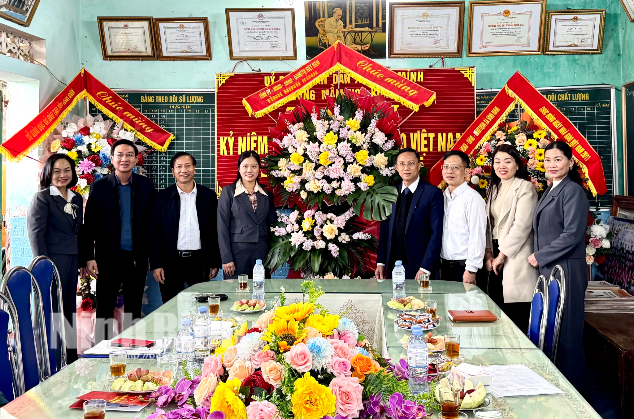 đồng chí Bùi Văn Khiết, Phó Giám đốc Sở Giáo dục và Đào tạo đã đến thăm, chúc mừng Trường Mầm non Kim Mỹ (xã Bình Minh)