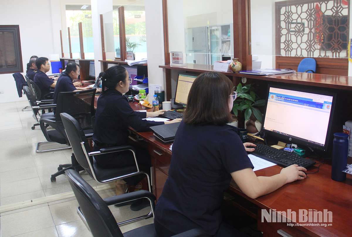 Cán bộ hải quan Hà Nam tổ chức kiểm hóa (kiểm tra hàng hóa) xuất nhập khẩu.