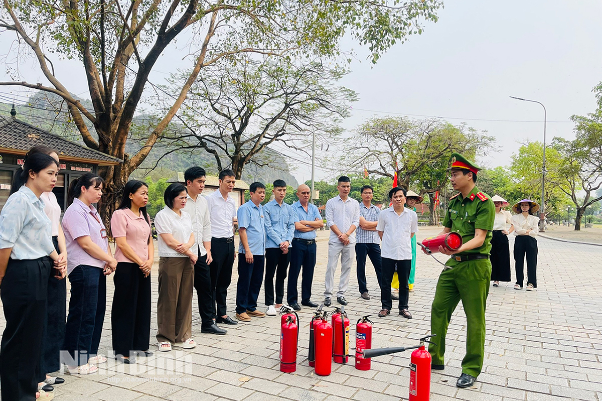 Hướng dẫn, tuyên truyền đảm bảo an toàn PCCC và CNCH cho cán bộ, công nhân viên tại Khu di tích Cố đô Hoa Lư