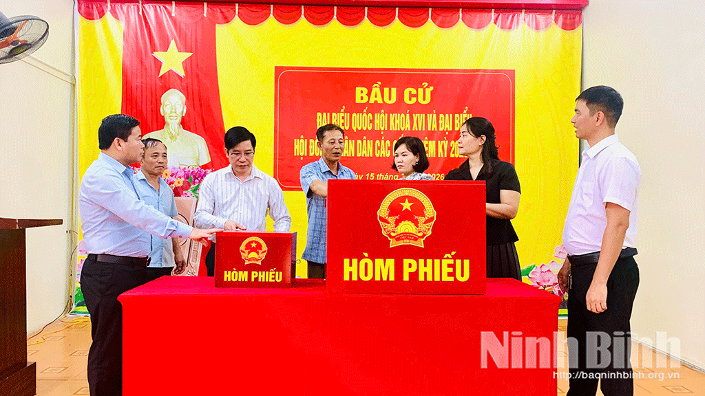 Uỷ ban bầu cử xã Nho Quan kiểm tra công tác chuẩn bị bầu cử tại khu vực bỏ phiếu số 29 được đặt tại thôn Tân Nhất.