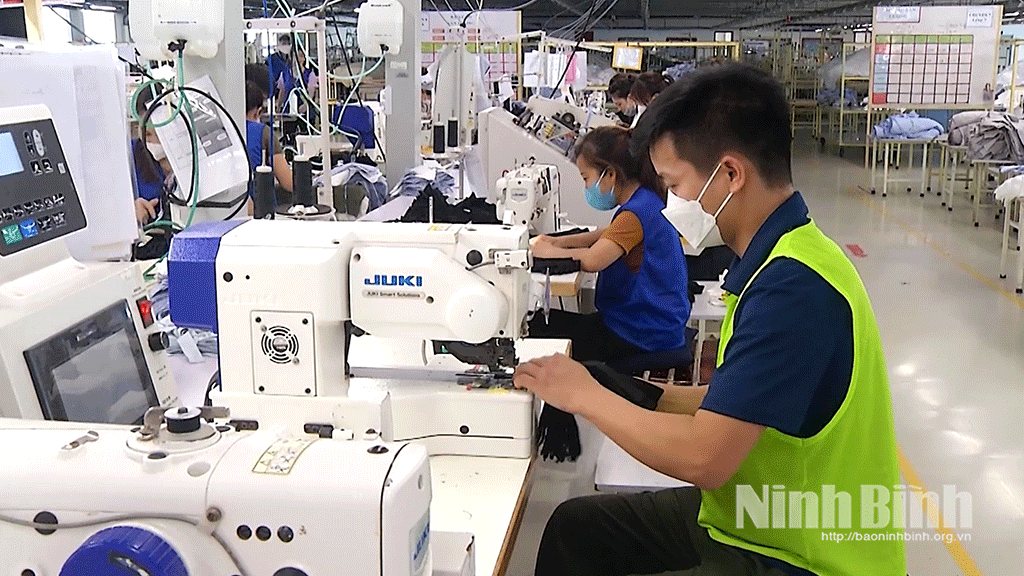 Công ty TNHH Smart Shirts Hải Hậu đầu tư dây chuyền sản xuất hiện đại, góp phần cải thiện điều kiện làm việc cho người lao động.