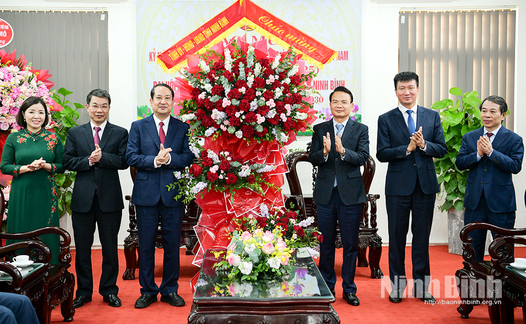 Đồng chí Đặng Xuân Phong, Ủy viên Trung ương Đảng, Bí thư Tỉnh ủy, Trưởng Đoàn đại biểu Quốc hội tỉnh tặng hoa chúc mừng Ủy ban MTTQ Việt Nam tỉnh.