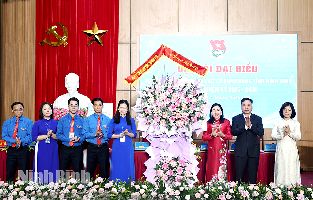 Đồng chí Đinh Thị Lụa, Phó Bí thư Thường trực Tỉnh uỷ, Bí thư Đảng uỷ các cơ quan Đảng tỉnh tặng hoa chúc mừng Đại hội.