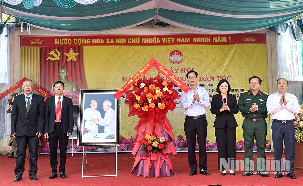 Đồng chí Nguyễn Anh Tuấn, Uỷ viên Ban Thường vụ Tỉnh ủy, Chủ nhiệm Ủy ban Kiểm tra Tỉnh ủy tặng bức tranh “Bác Hồ và Bác Tôn bắt tay kết đoàn”.