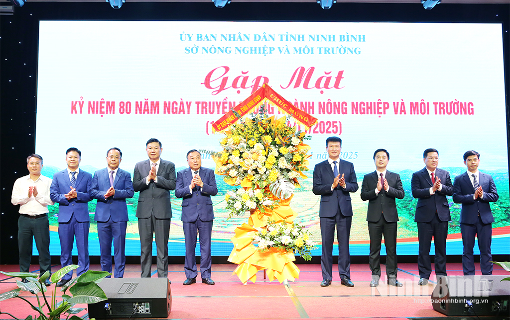 Đồng chí Trần Huy Tuấn, Phó Bí thư Tỉnh ủy, Chủ tịch UBND tỉnh tặng hoa chúc mừng ngành Nông nghiệp và Môi trường nhân kỷ niệm 80 năm ngày truyền thống.