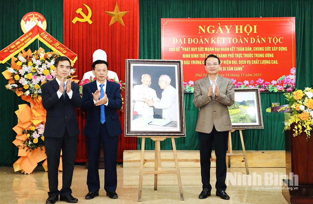 Đồng chí Đặng Xuân Phong, Ủy viên Trung ương Đảng, Bí thư Tỉnh ủy, Trưởng Đoàn ĐBQH tỉnh tặng bức ảnh “Bác Hồ và Bác Tôn bắt tay kết đoàn” cho cán bộ và Nhân dân Tổ dân phố Tân An.