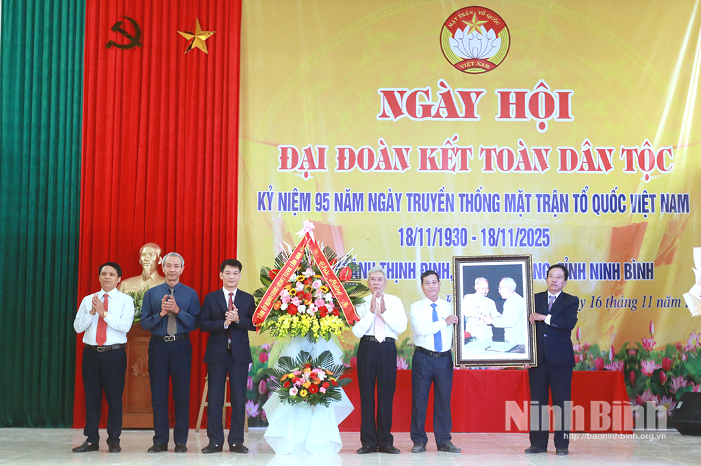 Đồng chí Nguyễn Đức Toàn, Ủy viên Ban Thường vụ Tỉnh ủy, Trưởng Ban Tuyên giáo và Dân vận Tỉnh ủy tặng bức ảnh “Bác Hồ và Bác Tôn bắt tay kết đoàn” và lẵng hoa chúc mừng cán bộ, Nhân dân thôn Khánh Thịnh Định.