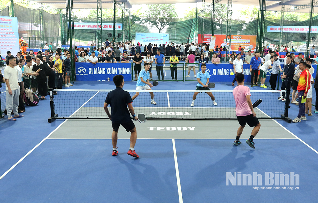 Các VĐV thi đấu trận Chung kết đôi nam.