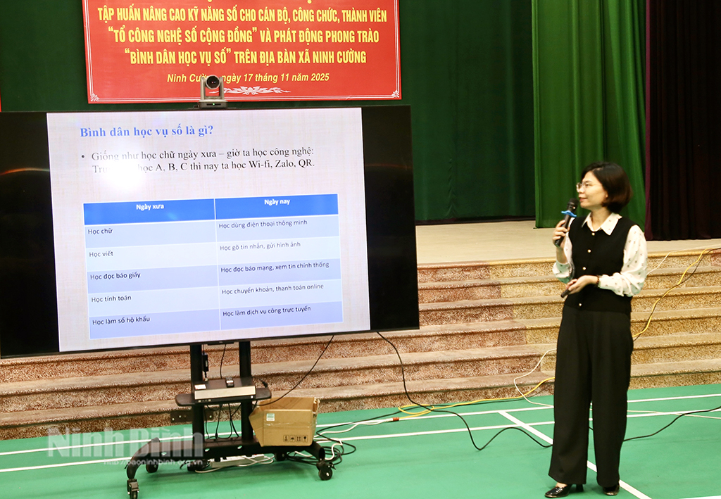 Cán bộ Trung tâm Chuyển đổi số và Truyền thông (Sở Khoa học và Công nghệ) hướng dẫn kỹ năng số cho cán bộ, Nhân dân xã Ninh Cường.