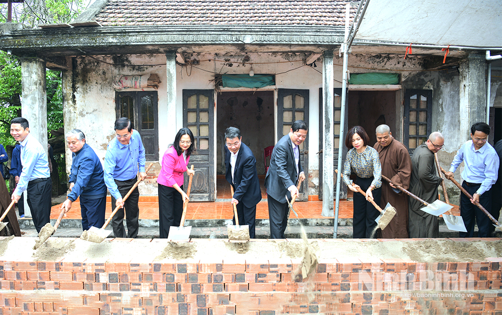 Các đại biểu thực hiện nghi thức khởi công xây dựng Nhà Đại đoàn kết cho gia đình bà Đinh Thị Xuân, ở xóm 8 Thượng Kiệm, xã Phát Diệm.