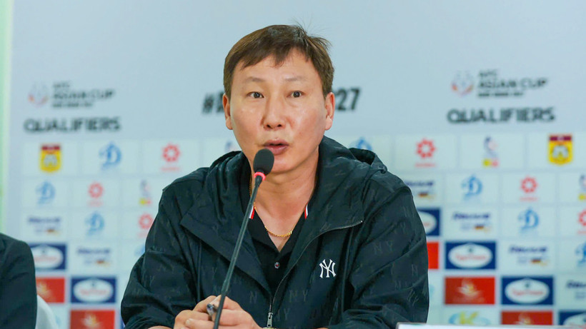 Huấn luyện viên Kim Sang Sik phát biểu tại buổi họp báo. (Ảnh: VFF)