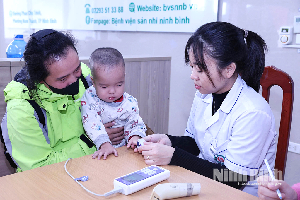 Các bác sỹ Bệnh viện E Hà Nội khám sàng lọc phát hiện các bệnh lý về tim cho trẻ em.