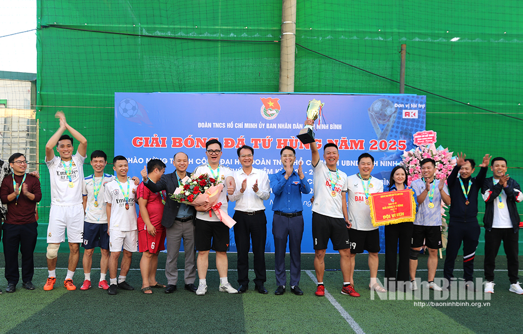 Ban tổ chức trao cúp vô địch cho đội tuyển Đoàn Thanh niên Sở Y tế.