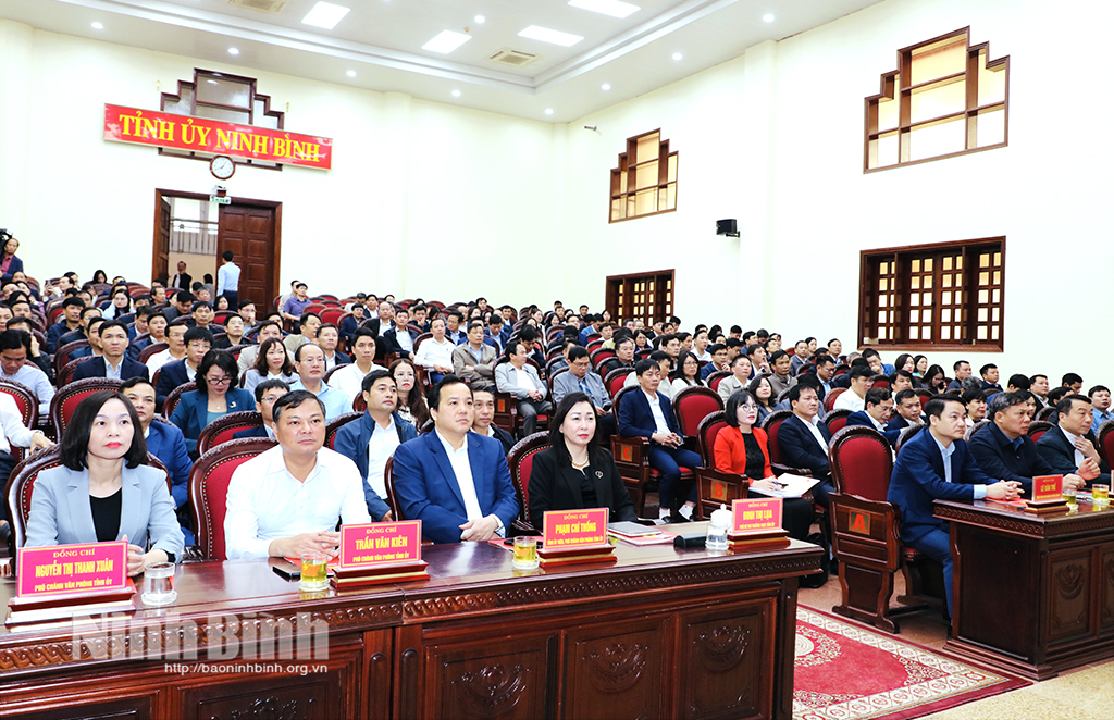 Các đại biểu dự hội nghị trực tuyến tại điểm cầu Ninh Bình.