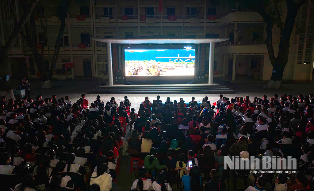 Buổi chiếu phim "Mưa đỏ" thu hút đông đảo học sinh tới xem.