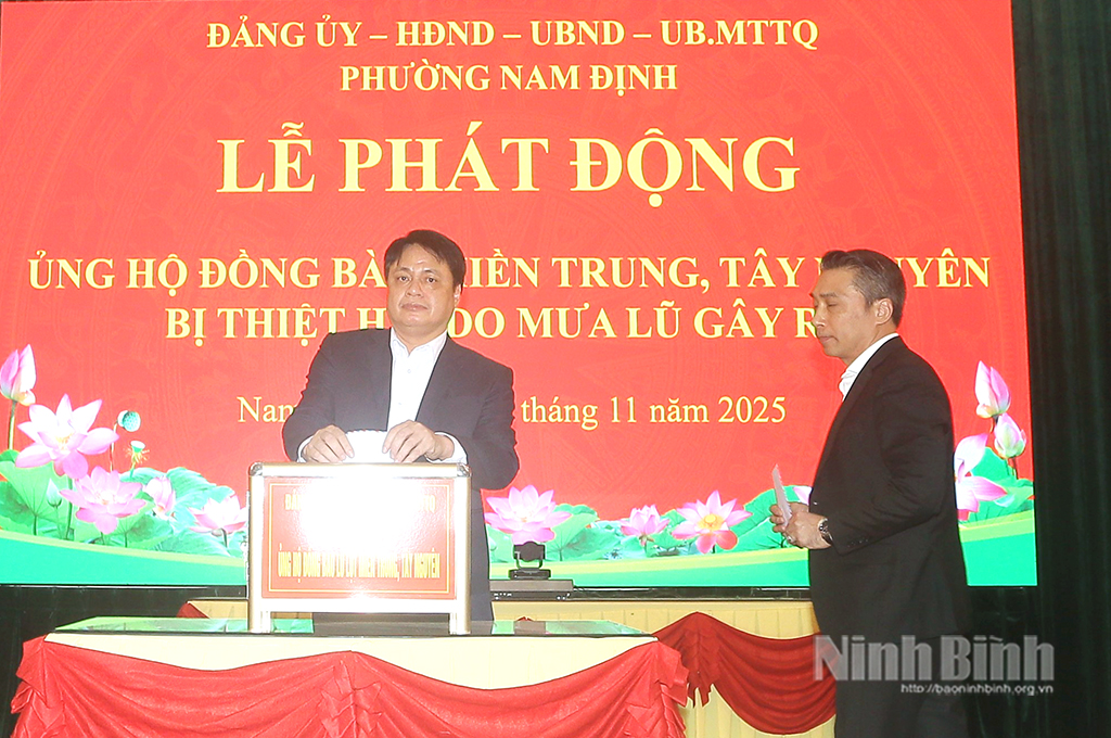 Lãnh đạo phường Nam Định tham gia ủng hộ đồng bào miền Trung, Tây Nguyên khắc phục hậu quả mưa lũ.