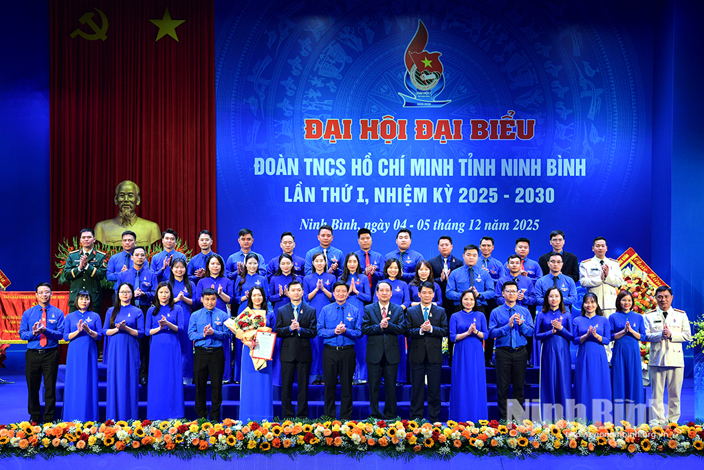 Đại biểu dự Đại hội chụp ảnh lưu niệm cùng Ban Chấp hành Tỉnh đoàn khóa I, nhiệm kỳ 2025-2030.