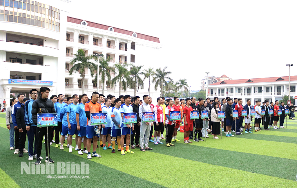 Giải Bóng đá công chức, viên chức tỉnh Ninh Bình năm 2025 quy tụ 14 đội bóng với hơn 350 vận động viên.