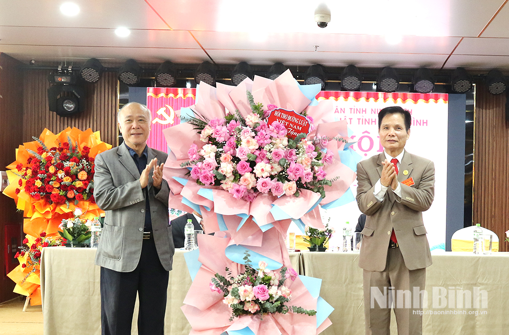 Lãnh đạo Hội thơ Đường luật Việt Nam tặng hoa chúc mừng Đại hội.