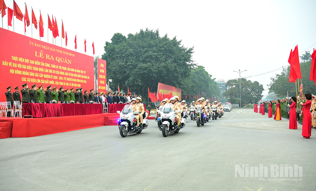 Diễu hành biểu dương lực lượng tại lễ ra quân.