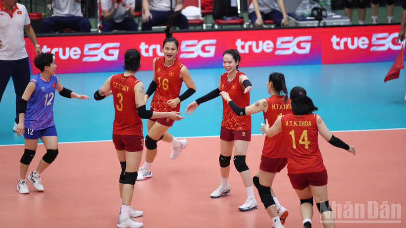 Các cô gái Việt Nam nhận Huy chương Bạc sau khi thua sát nút Thái Lan 2-3. Ảnh: Hoàng Minh