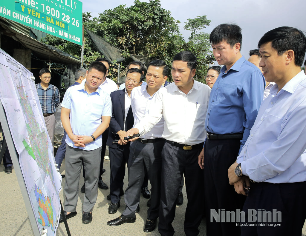 Đồng chí Trần Huy Tuấn, Phó Bí thư Tỉnh ủy, Chủ tịch UBND tỉnh cùng Đoàn công tác kiểm tra kiểm tra tại nút giao Cao Bồ.