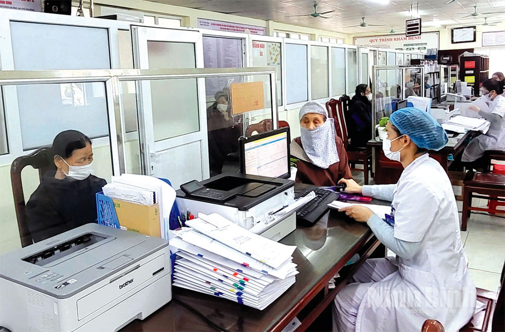 Tiếp đón người bệnh tại Bệnh viện Phổi Ninh Bình.