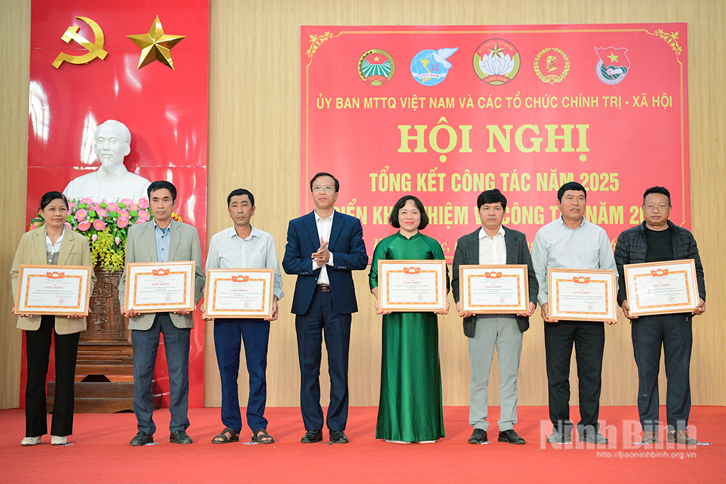 Lãnh đạo Ủy ban MTTQ Việt Nam xã Khánh Nhạc khen thưởng các tập thể có thành tích xuất sắc.