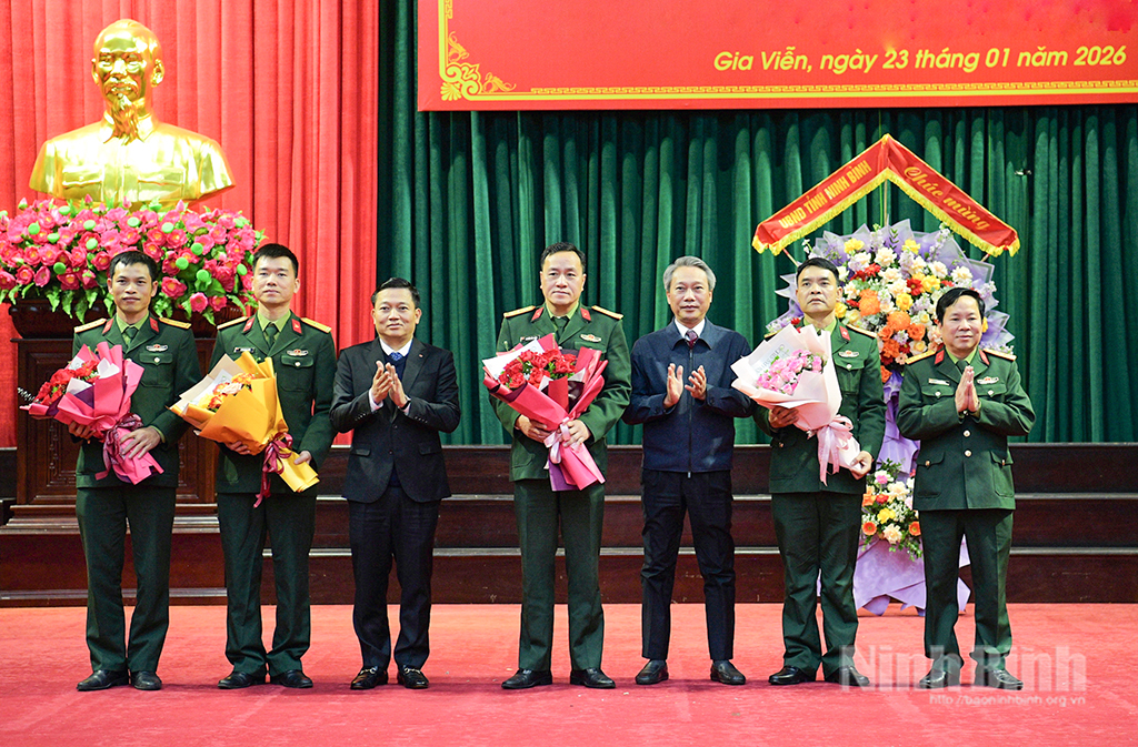 Đồng chí Nguyễn Cao Sơn, Tỉnh ủy viên, Phó Chủ tịch UBND tỉnh và lãnh đạo xã tặng hoa chúc mừng các đồng chí được bổ nhiệm chức vụ Chỉ huy trưởng và Phó Chỉ huy trưởng Ban CHQS xã Gia Viễn