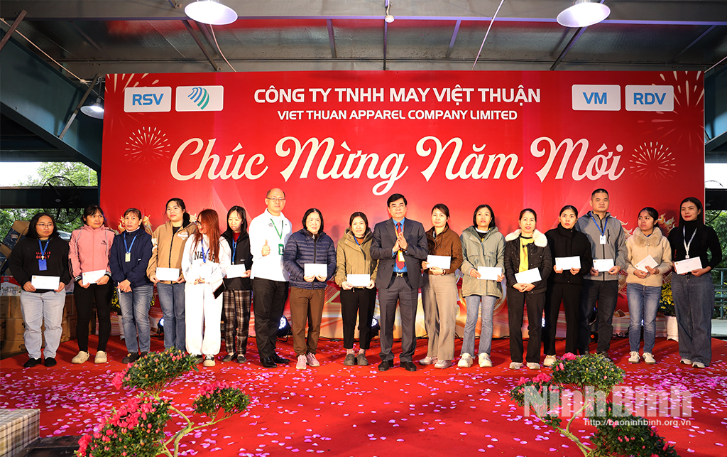 Đồng chí Nguyễn Hải Long, Tỉnh ủy viên, Phó Chủ tịch Ủy ban MTTQ Việt Nam tỉnh, Chủ tịch Liên đoàn Lao động tỉnh và lãnh đạo Công ty TNHH May Việt Thuận trao tặng quà Tết cho đoàn viên, người lao động có hoàn cảnh khó khăn.