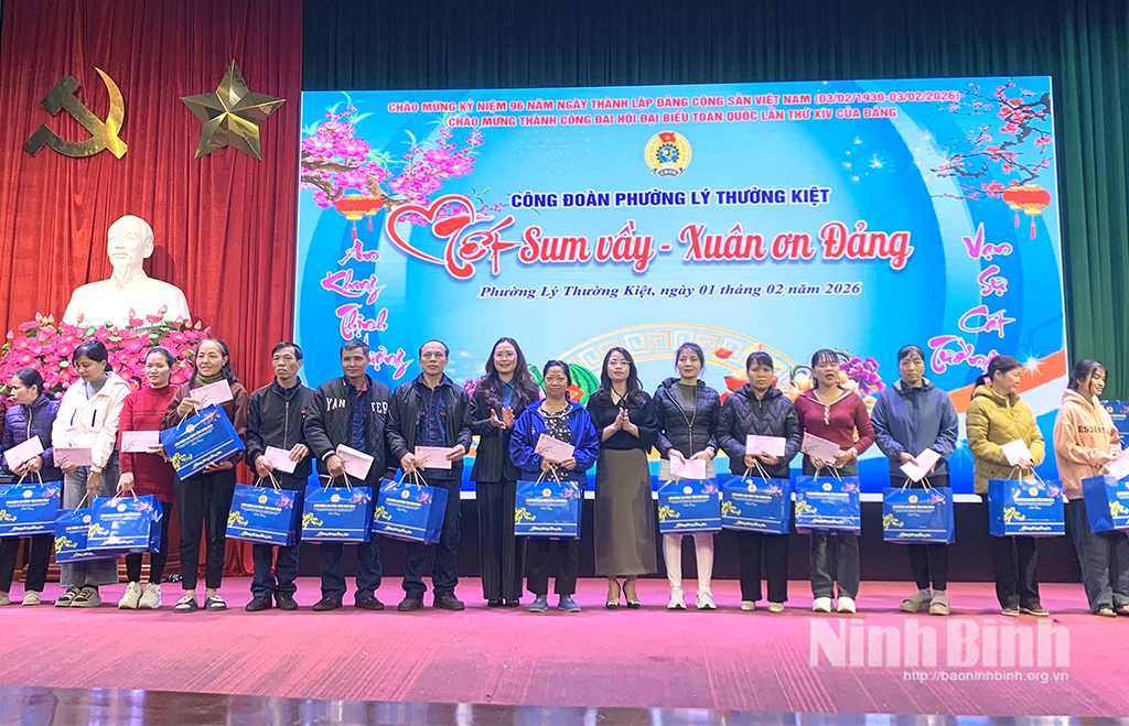 Lãnh đạo LĐLĐ tỉnh và phường Lý Thường Kiệt trao quà cho công nhân và người lao động có hoàn cảnh khó khăn của Công đoàn phường. Ảnh: Chu Bình