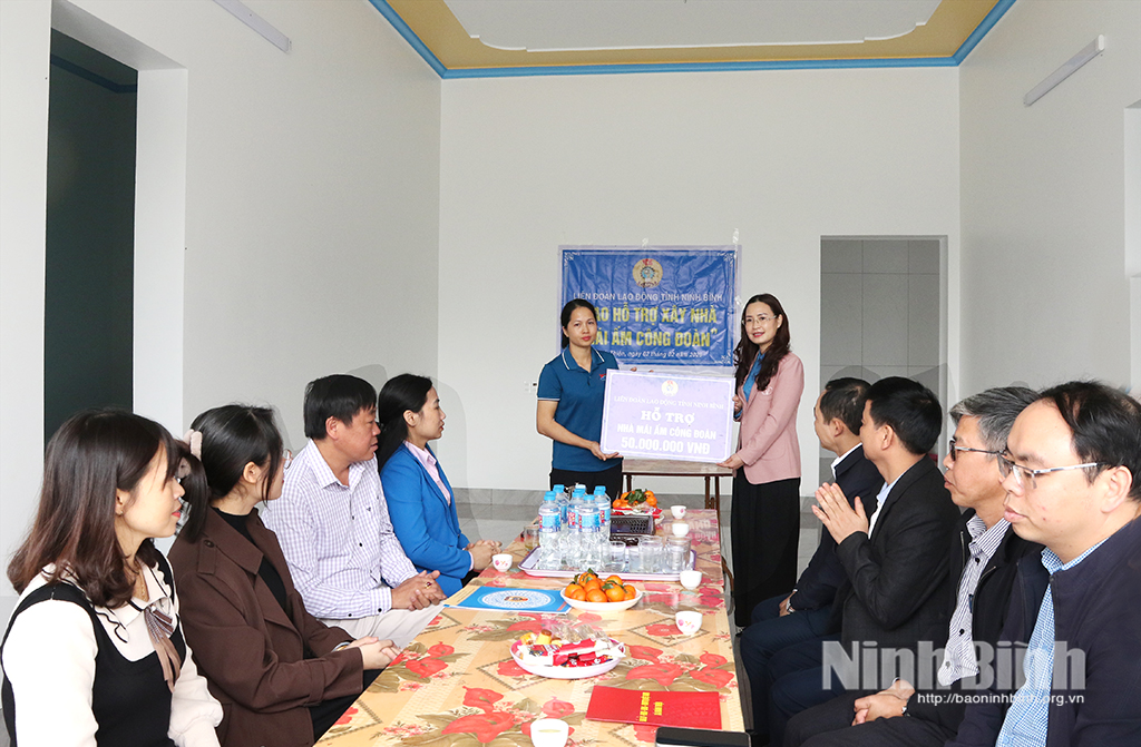 Lãnh đạo LĐLĐ tỉnh trao kinh phí hỗ trợ xây nhà “Mái ấm công đoàn” cho gia đình chị Lê Thị Luyến. Ảnh: Mai Phương