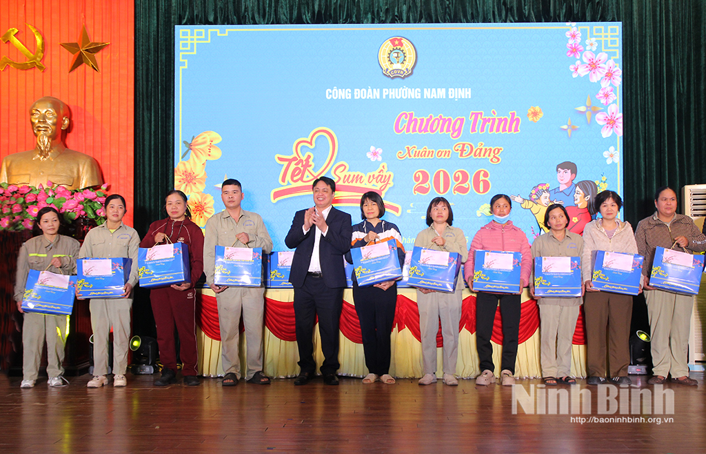 Đồng chí Trần Minh Thắng, Ủy viên Ban Thường vụ Tỉnh ủy, Bí thư Đảng ủy, Chủ tịch HĐND phường Nam Định trao quà cho công nhân, người lao động có hoàn cảnh khó khăn.