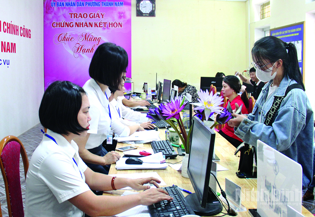 Cán bộ Trung tâm Phục vụ hành chính công phường Thành Nam hướng dẫn người dân giải quyết thủ tục hành chính. Ảnh: Nguyễn Hương