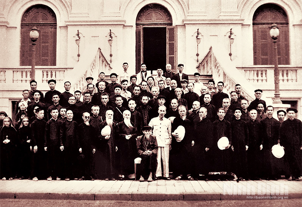 Chủ tịch Hồ Chí Minh với các đại biểu dự Hội nghị Công giáo toàn quốc lần thứ nhất (9/3/1955). Ảnh tư liệu