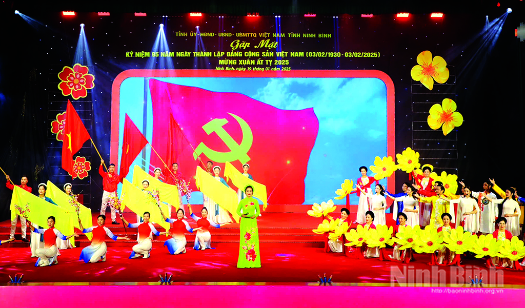 Chương trình nghệ thuật đặc sắc thể hiện niềm tự hào về Đảng quang vinh, Bác Hồ vĩ đại, đón chào mùa xuân mới trên quê hương Ninh Bình. Ảnh: Đức Lam