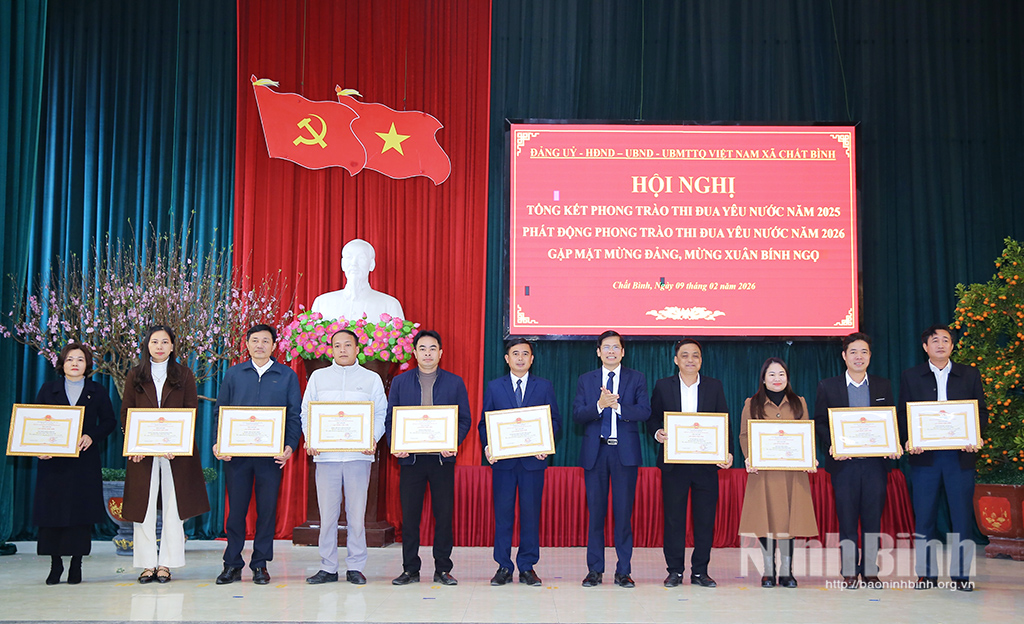 Lãnh đạo xã khen thưởng các tập thể có thành tích xuất sắc trong phong trào thi đua năm 2025.