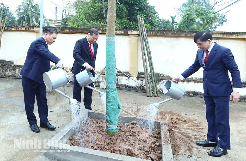 Đồng chí Lê Quốc Chỉnh, Phó Bí thư Tỉnh ủy, Chủ tịch HĐND tỉnh và các đại biểu tham gia trồng cây tại Lễ phát động Tết trồng cây đời đời nhớ ơn Bác Hồ ở phường Tiên Sơn.
