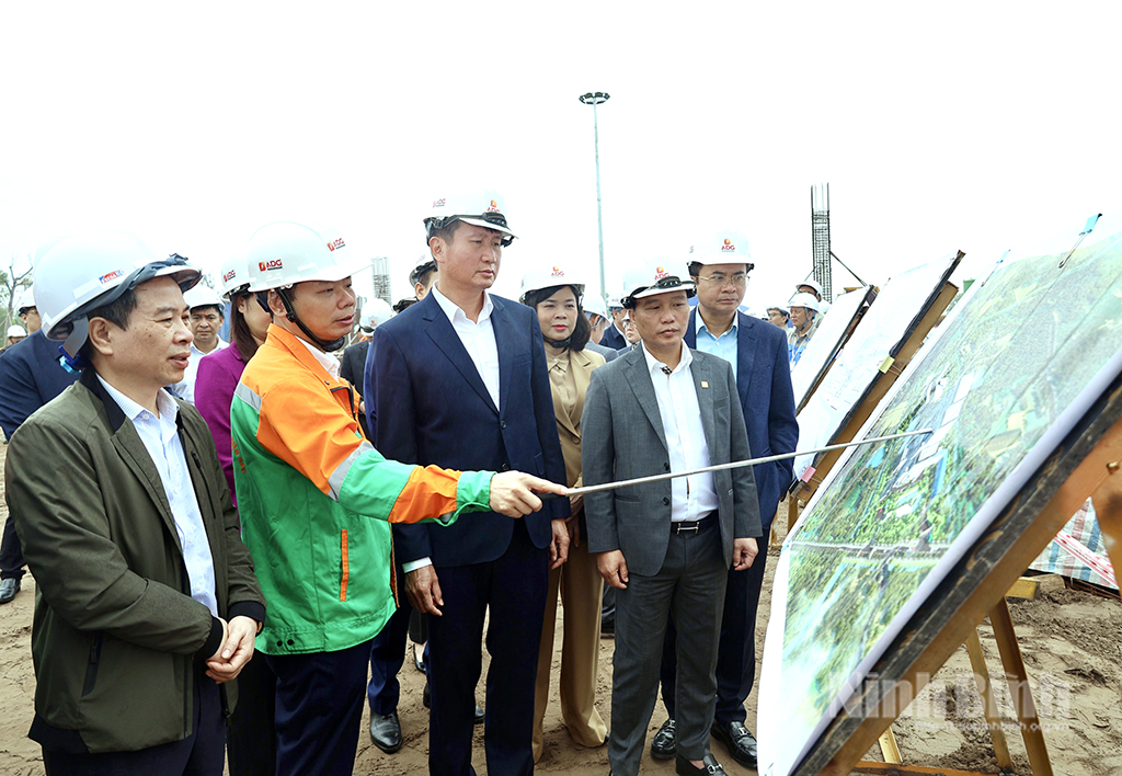 Đồng chí Trần Huy Tuấn, Ủy viên Trung ương Đảng, Phó Bí thư Tỉnh ủy, Chủ tịch UBND tỉnh và Đoàn công tác kiểm tra công trường thi công Dự án Nhà máy điện rác Greenity.