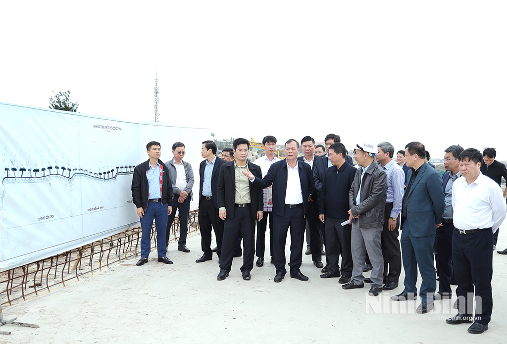 Đồng chí Lê Quốc Chỉnh, Phó Bí thư Tỉnh ủy, Chủ tịch HĐND tỉnh và Đoàn công tác thăm, kiểm tra, động viên sản xuất tại Dự án thành phần số 2 đê biển Cồn Tròn, xã Hải Thịnh.