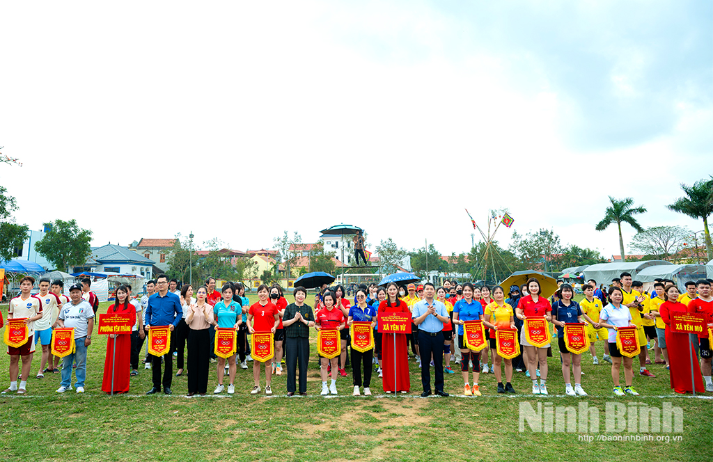 Ban tổ chức tặng cờ lưu niệm cho các đội tham gia giải.