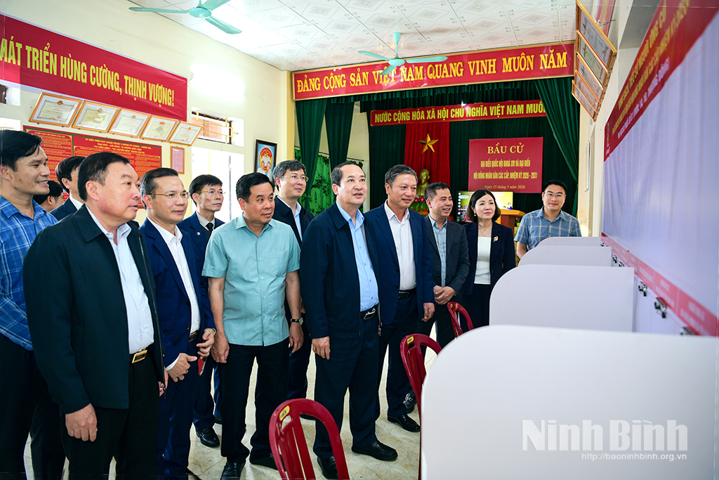 Đồng chí Mai Văn Tuất, Phó Bí thư Tỉnh uỷ, Chủ tịch Ủy ban MTTQ Việt Nam tỉnh, Phó Trưởng Ban Chỉ đạo cuộc bầu cử tỉnh cùng Đoàn kiểm tra công tác bầu cử tại thôn 1A, xã Yên Khánh.