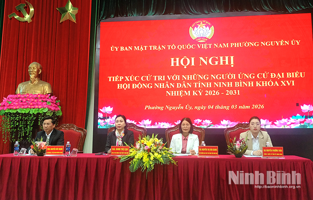 Đồng chí Phó Bí thư Thường trực Tỉnh ủy Đinh Thị Lụa và các ứng cử viên đại biểu HĐND tỉnh khóa XVI tiếp xúc cử tri phường Nguyễn Úy.