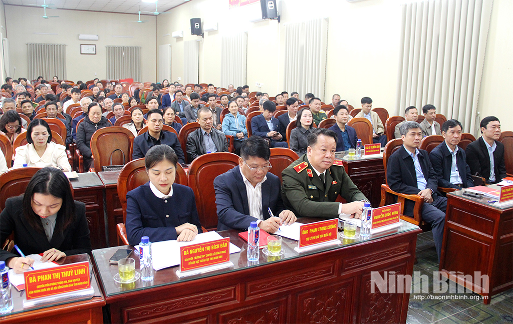 Các đại biểu dự hội nghị tiếp xúc cử tri tại xã Nam Hồng.