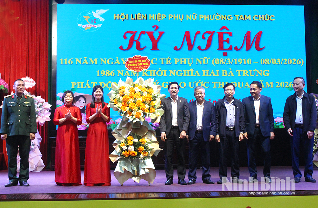 Lãnh đạo phường Tam Chúc tặng hoa chúc mừng Hội liên hiệp Phụ nữ phường nhân ngày 8-3.