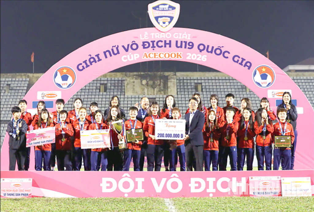 Lãnh đạo UBND tỉnh trao thưởng Đội Bóng đá nữ U19 Phong Phú Hà Nam giành ngôi vô địch U19 quốc gia - Cúp Acecook 2026.