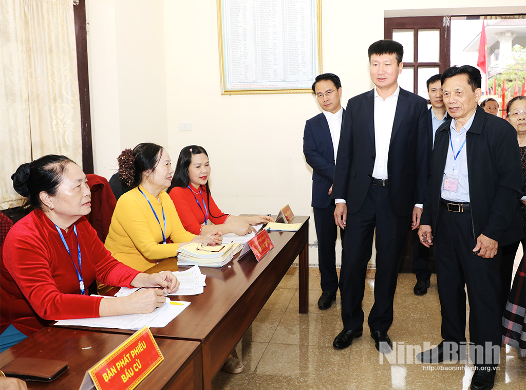 Đồng chí Trần Huy Tuấn, Ủy viên Trung ương Đảng, Bí thư Tỉnh ủy, Trưởng Ban Chỉ đạo cuộc bầu cử tỉnh kiểm tra công tác bầu cử tại Khu vực bỏ phiếu số 6 Tân An, phường Hoa Lư.