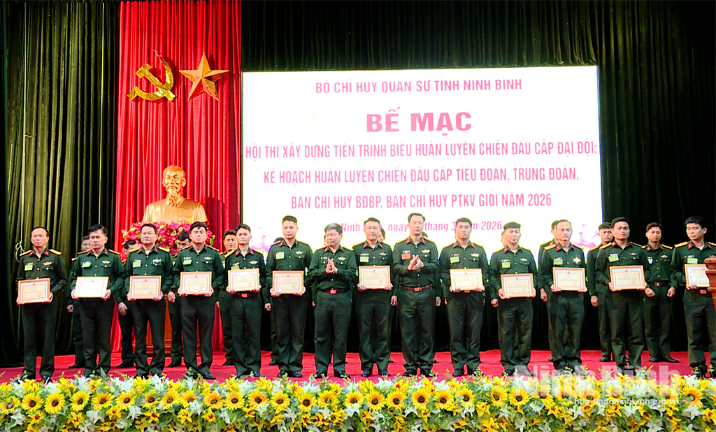 Lãnh đạo Bộ CHQS tỉnh đã trao các giải: Nhất, Nhì, Ba cho các cá nhân có thành tích cao trong hội thi và trao giấy chứng nhận cán bộ đạt danh hiệu công tác tham mưu huấn luyện giỏi.